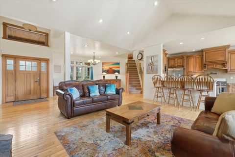 Tiny photo for 17179 Island Loop Way, Bend, OR 97707 (MLS # 220219786)