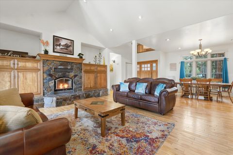 Tiny photo for 17179 Island Loop Way, Bend, OR 97707 (MLS # 220219786)
