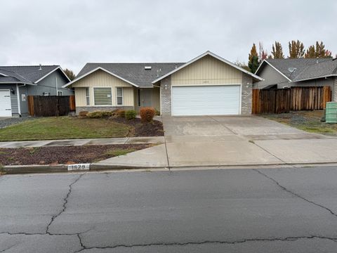 Photo of 1629 Husker Butte Lane, Medford, OR 97504 (MLS # 220211233) Photo of 1629 Husker Butte Lane, Medford, OR 97504 (MLS # 220211233)