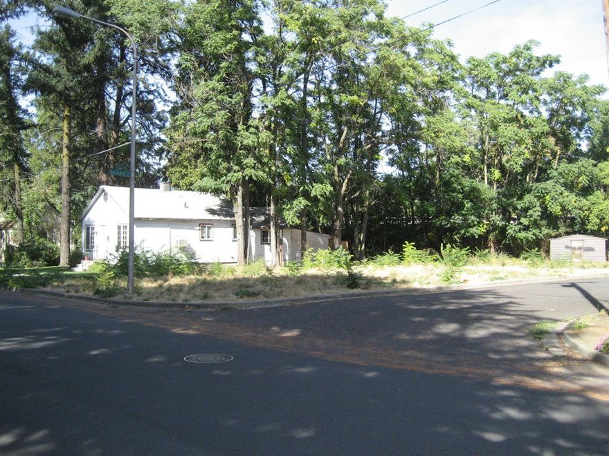 Flat, buildable, corner lot. Approximately 7,400 SF in size and zoned Heavy Commercial (C-H). Now available for all allowed commercial and/or multi-family development.