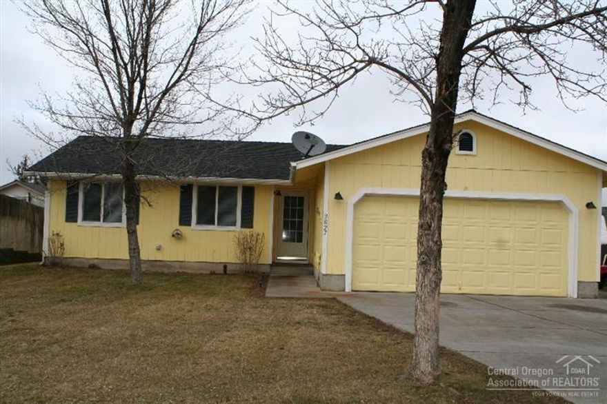 Great 3 bed 2 bath home in SW Redmond. Two car attached garage. Fenced backyard with deck.