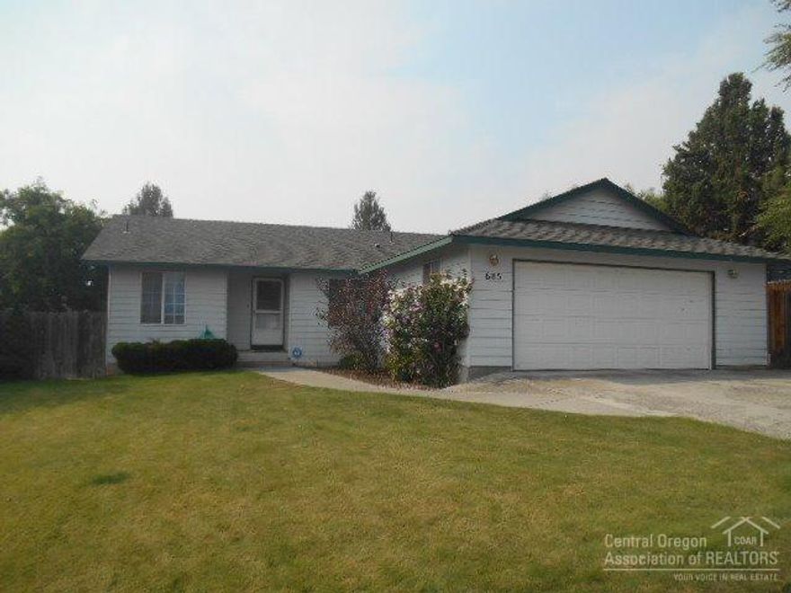 Affordable nice homes in a great neighborhood are hard to find....you just found one! Gas heat, central air, open floor plan with pitched ceilings. Fenced back yard. Home is in good condition.