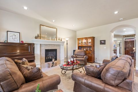 Tiny photo for 1094 E Horse Back Trail, Sisters, OR 97759 (MLS # 220210827)