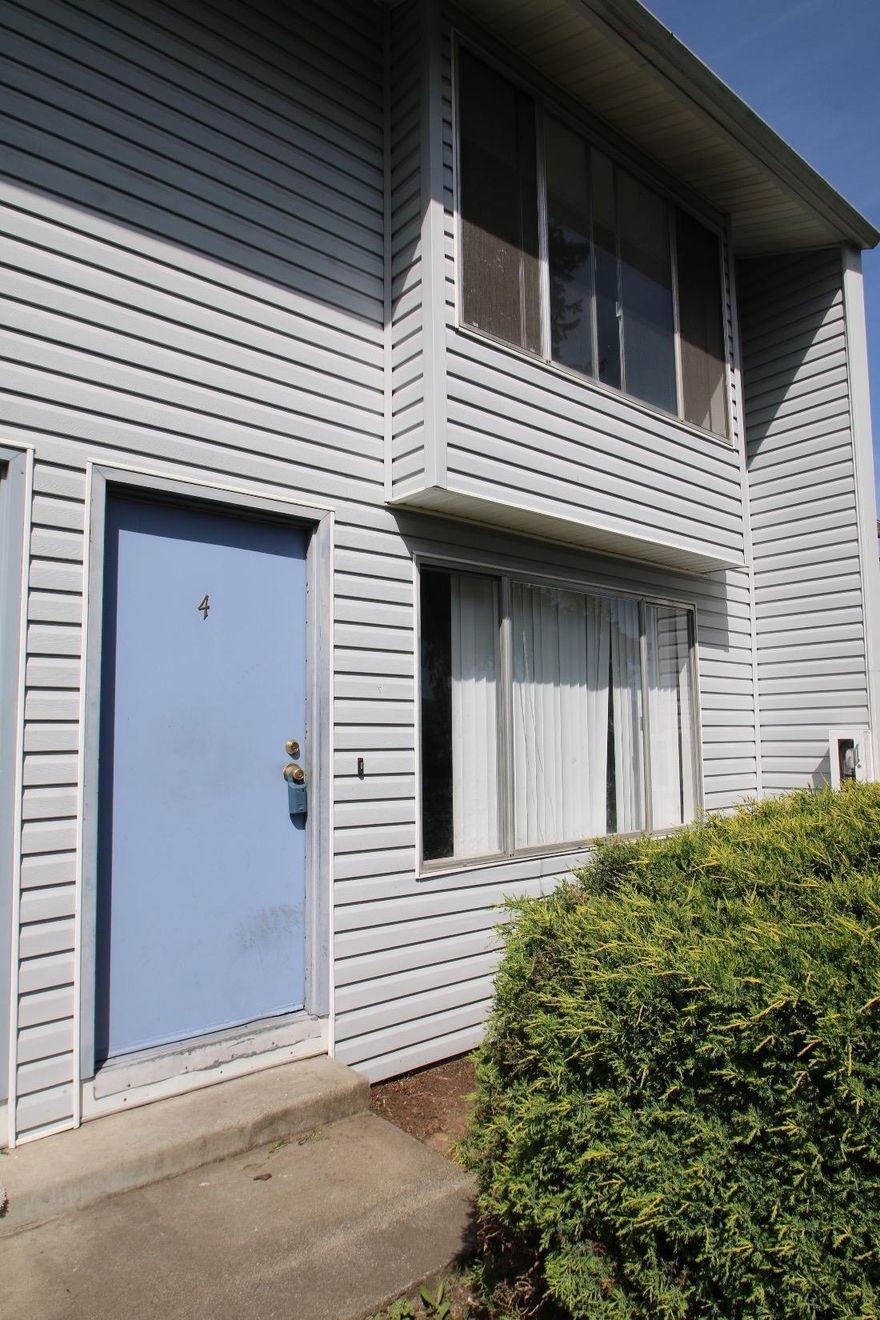 Great opportunity for a condo in East Medford near North Medford High School, centrally located, and a price that can't be beat. A lot of opportunity for an easy to care for home, rental, fixer upper, etc. Go check it out!