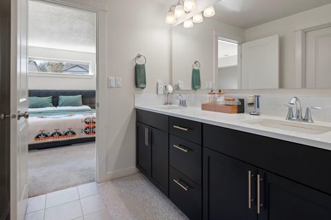 Tiny photo for 2042 SW 39th Street, Redmond, OR 97756 (MLS # 220217637)