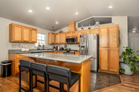 Tiny photo for 2727 Connell Avenue, Medford, OR 97501 (MLS # 220214840)