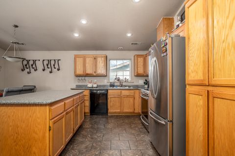 Tiny photo for 2727 Connell Avenue, Medford, OR 97501 (MLS # 220214840)