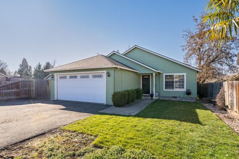Photo of 2727 Connell Avenue, Medford, OR 97501 (MLS # 220214840)