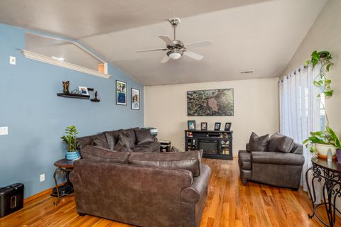 Tiny photo for 2727 Connell Avenue, Medford, OR 97501 (MLS # 220214840)