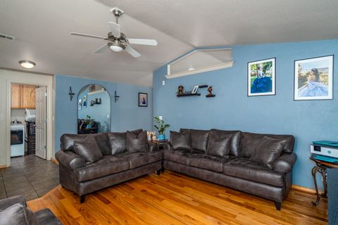 Tiny photo for 2727 Connell Avenue, Medford, OR 97501 (MLS # 220214840)