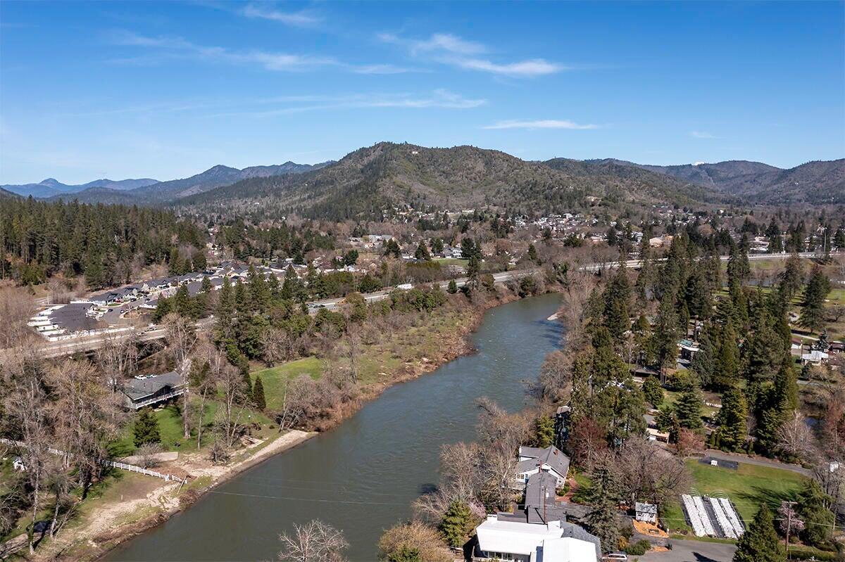 8550 Rogue River Highway