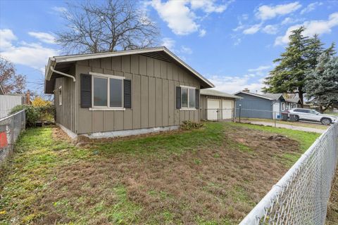 Tiny photo for 2618 Carr Street, White City, OR 97503 (MLS # 220212460)
