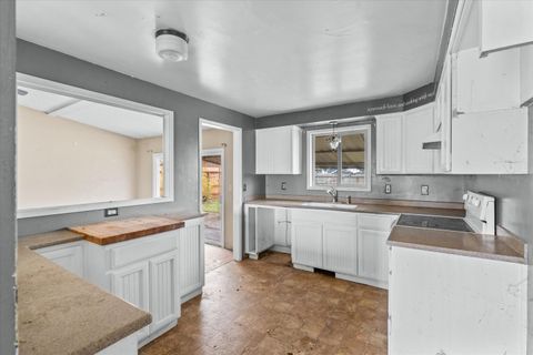 Tiny photo for 2618 Carr Street, White City, OR 97503 (MLS # 220212460)