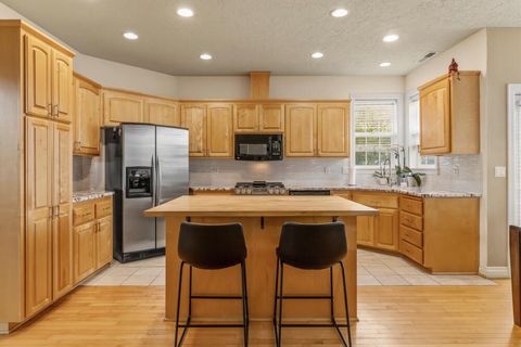 Tiny photo for 1713 Harmony Lane, Klamath Falls, OR 97601 (MLS # 220219260)
