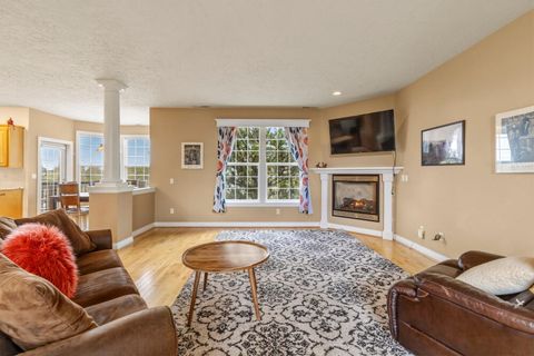 Tiny photo for 1713 Harmony Lane, Klamath Falls, OR 97601 (MLS # 220219260)