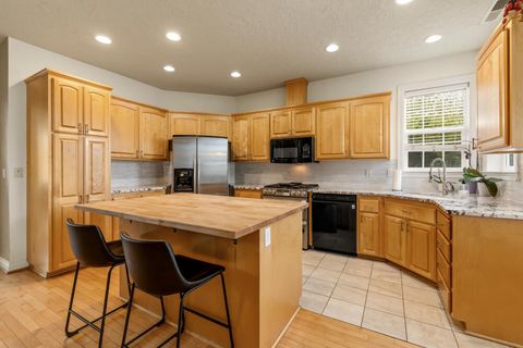 Tiny photo for 1713 Harmony Lane, Klamath Falls, OR 97601 (MLS # 220219260)