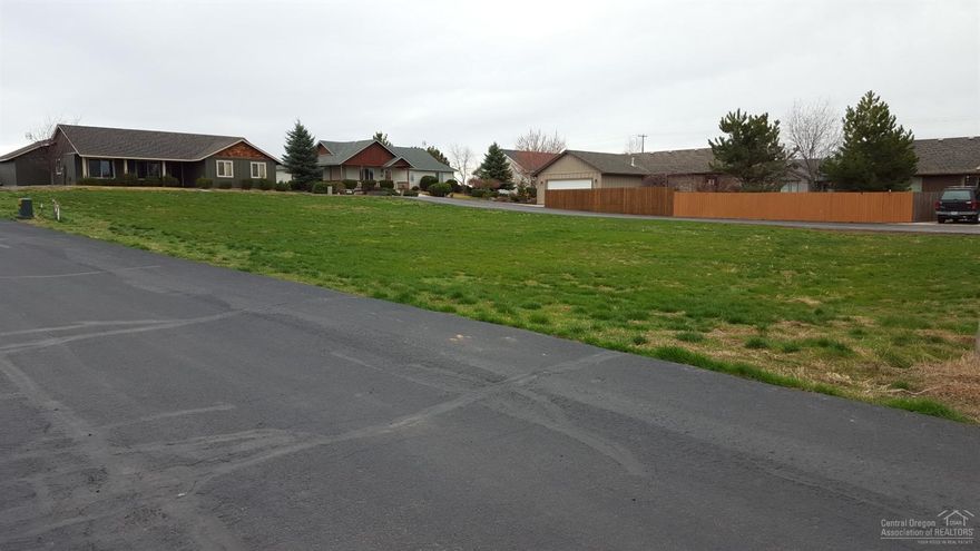Easy access to Metolius, Madras and Redmond. Utilities at street. Great build-able lot in a nice neighboorhood