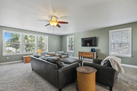 Tiny photo for 840 Ponderosa Drive, Klamath Falls, OR 97601 (MLS # 220217283)