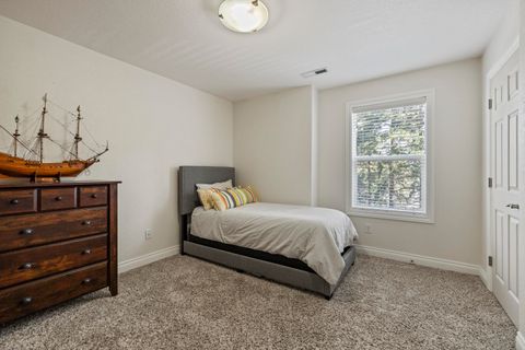 Tiny photo for 840 Ponderosa Drive, Klamath Falls, OR 97601 (MLS # 220217283)