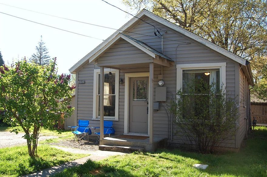 Great rental or first time home buyers, cottage style 1 bedroom, 1 bath, 560sf home tucked away off the street on .13 acre lot, lean to storage area. Close to downtown Grants Pass, Bridge St Market & Deli just up the road and several restaurants near by.