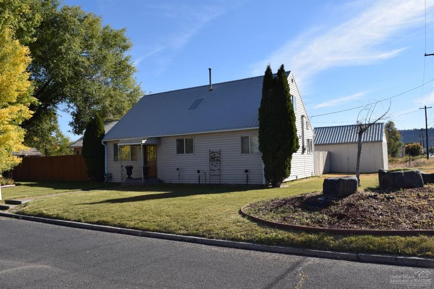 Beautiful 3 bedroom home features an open floor plan, hardwood floors and large bonus room. Two bedrooms upstairs and one down, with a bathroom on each level. Garage with ample attic storage. Two fenced yards and fenced private patio with hot tub!