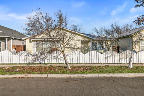 Tiny photo for 2324 Maple Park Drive, Medford, OR 97501 (MLS # 220213568)