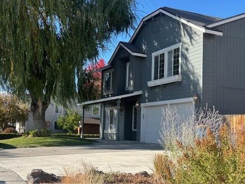 Photo of 1451 NW Spruce Court, Redmond, OR 97756 (MLS # 220211768)