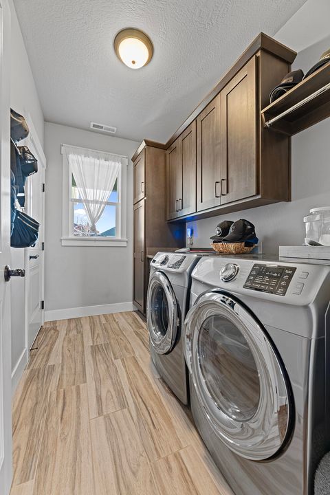 Tiny photo for 1043 Arrowhead Trail, Eagle Point, OR 97524 (MLS # 220216851)