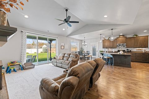 Tiny photo for 1043 Arrowhead Trail, Eagle Point, OR 97524 (MLS # 220216851)