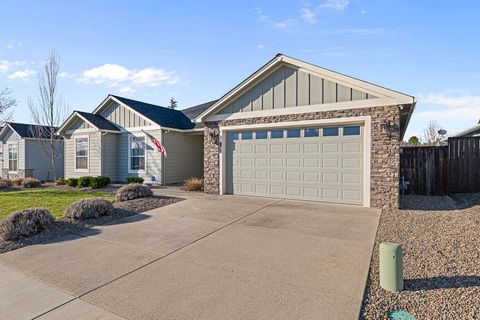 Tiny photo for 1043 Arrowhead Trail, Eagle Point, OR 97524 (MLS # 220216851)