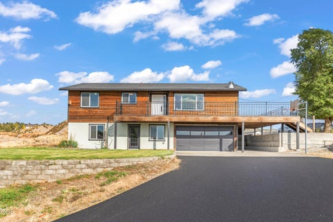 Photo of 791 SE Grizzly Road, Madras, OR 97741 (MLS # 220228915)