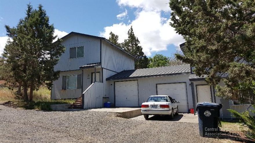 Great opportunity on Redmond's Southwest side. Fantastic Duplex located on a quiet street. Fenced backyard. Don't miss out on this great property!
