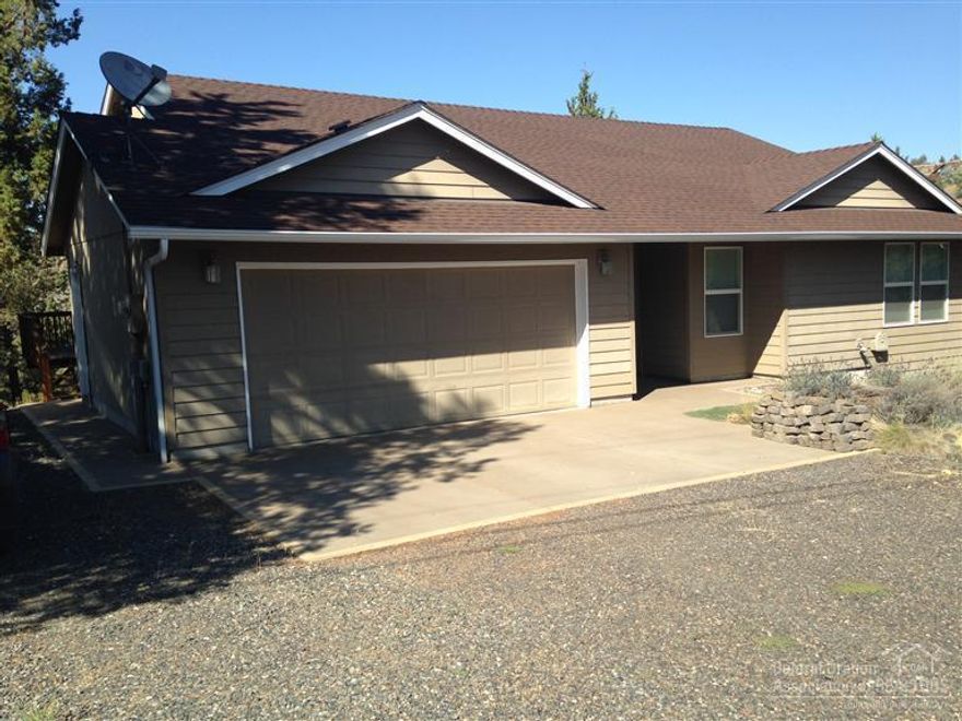This home is in excellent condition with outstanding views of the Deschutes canyon & some Cascade mountains. Spacious great room with large windows to enjoy the view. Large deck the length of the home to enjoy BBQ's and sunsets. Attached double garage plus 720 sqft shop building. The shop includes an insulated and heated room that would be a great hobby room, office, or TV room. Located on a cul-de-sac and close to the Deschutes river.