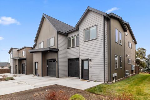 Photo of 550 NW 28th Court, Redmond, OR 97756 (MLS # 220212461)