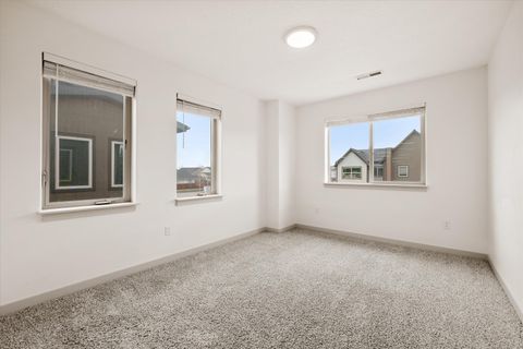 Tiny photo for 550 NW 28th Court, Redmond, OR 97756 (MLS # 220212461)