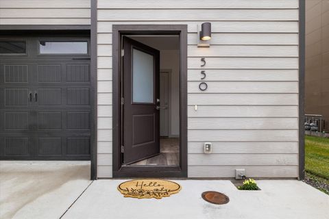 Tiny photo for 550 NW 28th Court, Redmond, OR 97756 (MLS # 220212461)