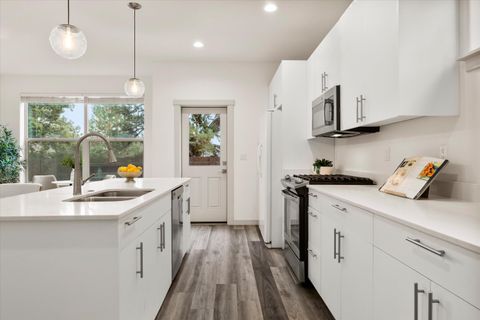 Tiny photo for 550 NW 28th Court, Redmond, OR 97756 (MLS # 220212461)