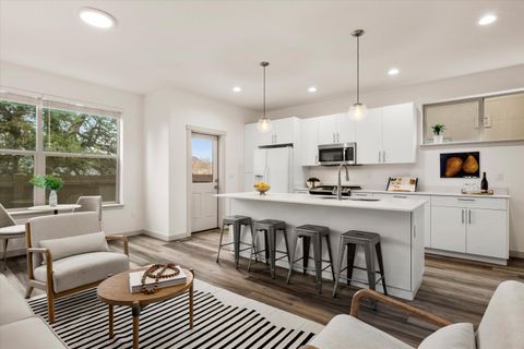 Tiny photo for 550 NW 28th Court, Redmond, OR 97756 (MLS # 220212461)