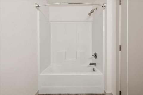 Tiny photo for 550 NW 28th Court, Redmond, OR 97756 (MLS # 220212461)