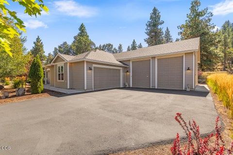Photo of 6920 Redstart Road, Klamath Falls, OR 97601 (MLS # 220228462)