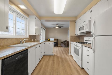 Tiny photo for 4003 Mazama Drive, Klamath Falls, OR 97603 (MLS # 220215062)