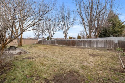 Tiny photo for 4003 Mazama Drive, Klamath Falls, OR 97603 (MLS # 220215062)