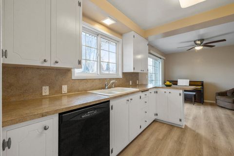 Tiny photo for 4003 Mazama Drive, Klamath Falls, OR 97603 (MLS # 220215062)