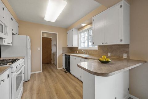 Tiny photo for 4003 Mazama Drive, Klamath Falls, OR 97603 (MLS # 220215062)