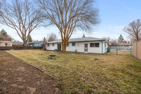 Tiny photo for 4003 Mazama Drive, Klamath Falls, OR 97603 (MLS # 220215062)