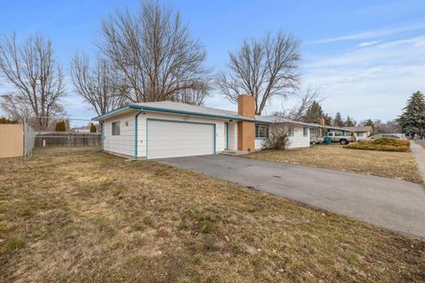 Tiny photo for 4003 Mazama Drive, Klamath Falls, OR 97603 (MLS # 220215062)