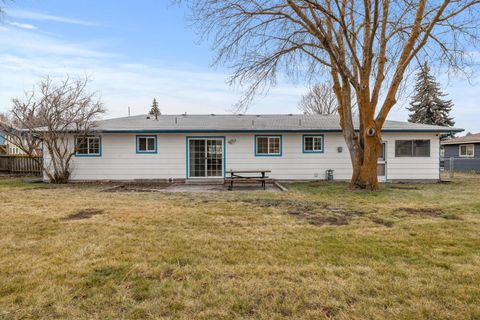 Tiny photo for 4003 Mazama Drive, Klamath Falls, OR 97603 (MLS # 220215062)