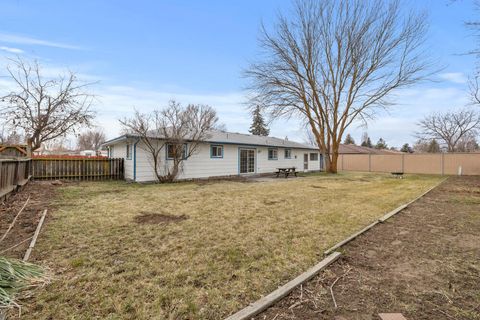 Tiny photo for 4003 Mazama Drive, Klamath Falls, OR 97603 (MLS # 220215062)