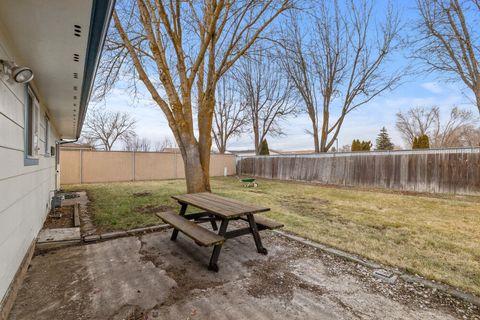 Tiny photo for 4003 Mazama Drive, Klamath Falls, OR 97603 (MLS # 220215062)