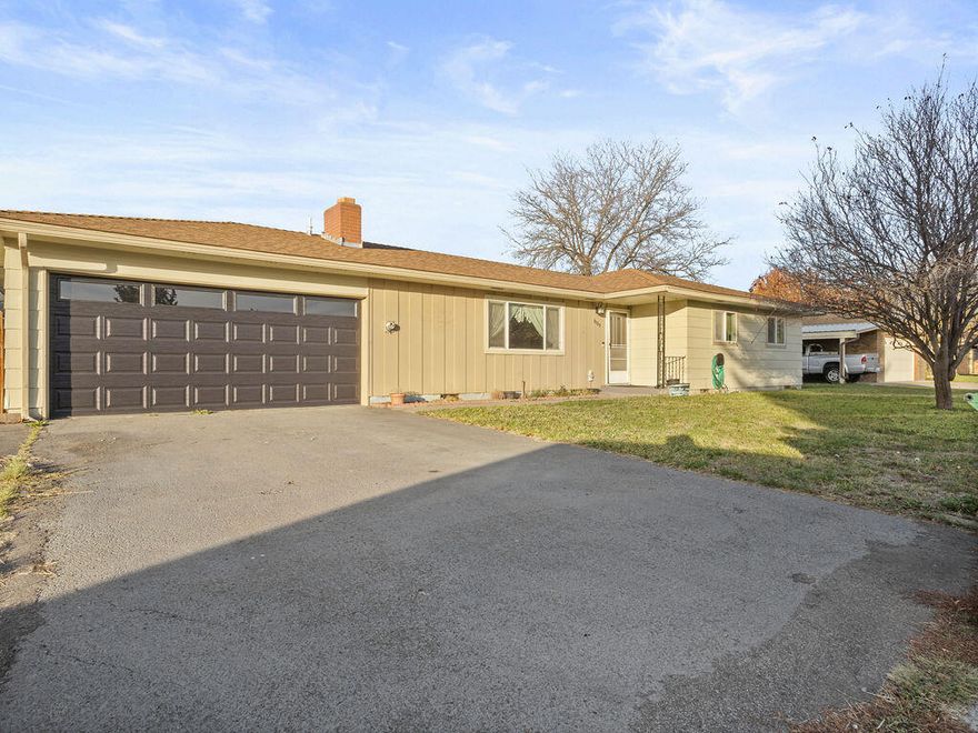 Perfect suburban one level home! This home is ideal for a first time buyer or someone looking to downsize to a lifestyle of easy maintenance with mature landscaping,
fully fenced and room for an R.V. to park. The features of this home are a great use of space, a large livingroom, dining area, good size bedrooms and a
mudroom/laundryroom right off the garage. The garage has lots of storage space and a brand new door with natural light windows. The large yard features a privacy
fence and a covered cement patio for enjoying year round. Nearby public transportation, shopping and Kingsley Field Air Base. Sunny Southern Oregon is gateway to
Crater Lake and has numerous opportunities for World Class fishing, hunting and opportunities for outdoor enthusiasts to enjoy. Just minutes to Oregon Institute of Technology and Sky Lakes Medical Center. This home is just waiting for you, come and see it right away.